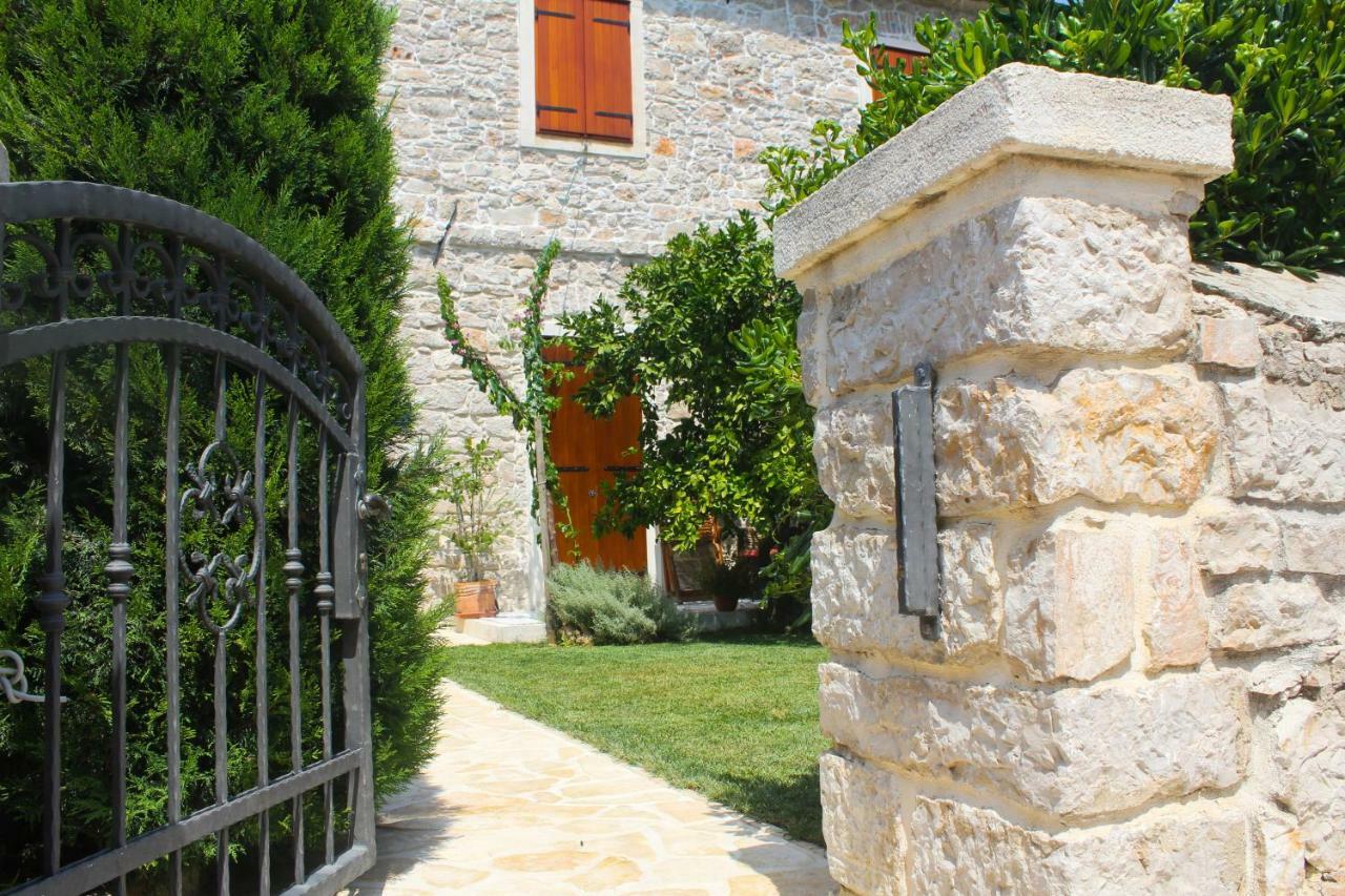 Old House Apartment Sveti Filip i Jakov Ngoại thất bức ảnh